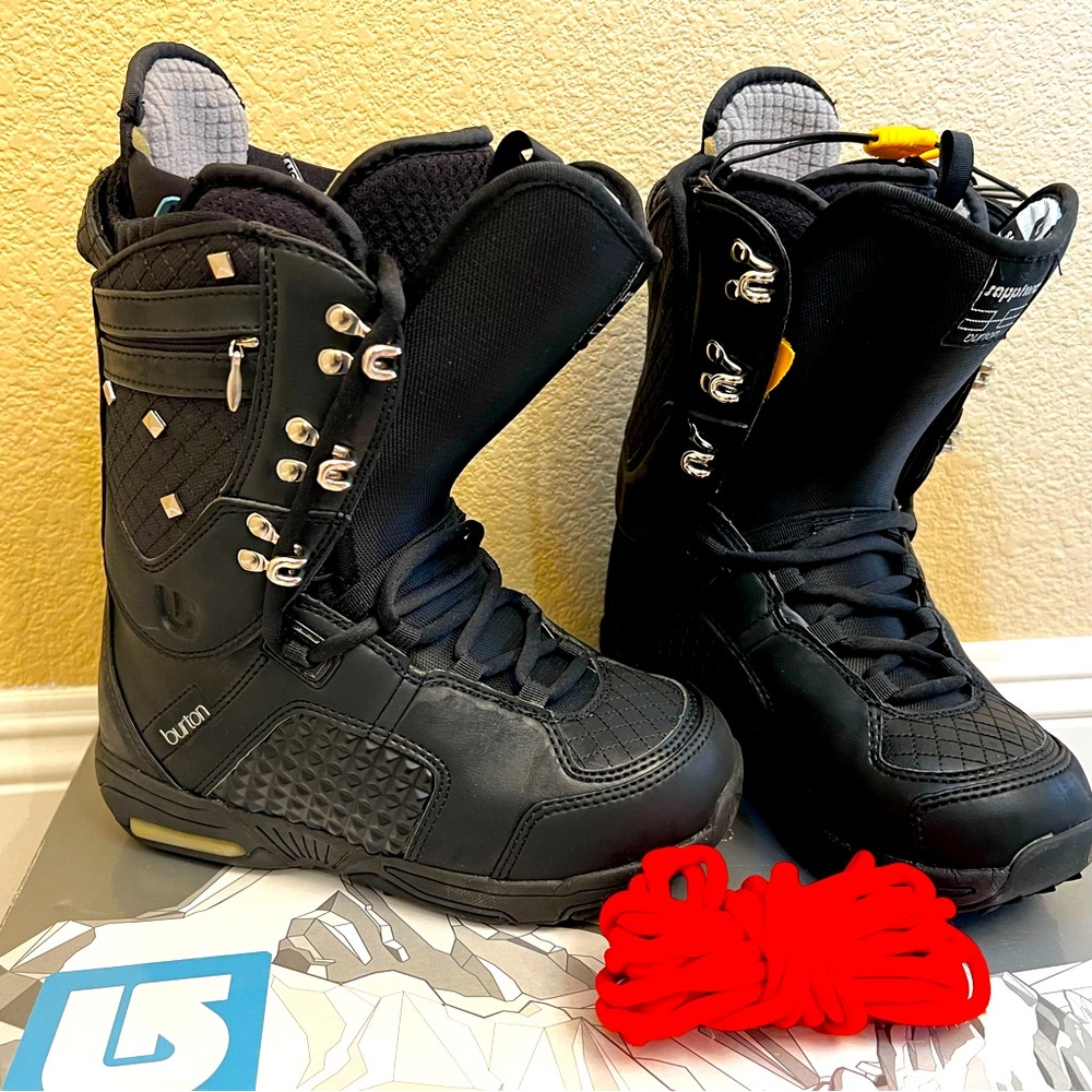 New in box: Burton snowboarding boots women size 6.5